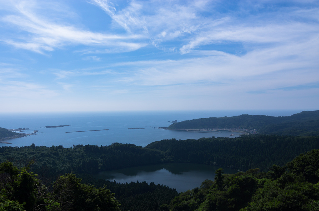 夏空と港町