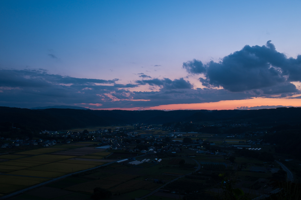 夕暮れ農村