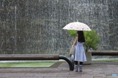 雨に佇む