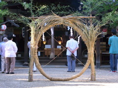 夏の祭の茅の輪くぐり