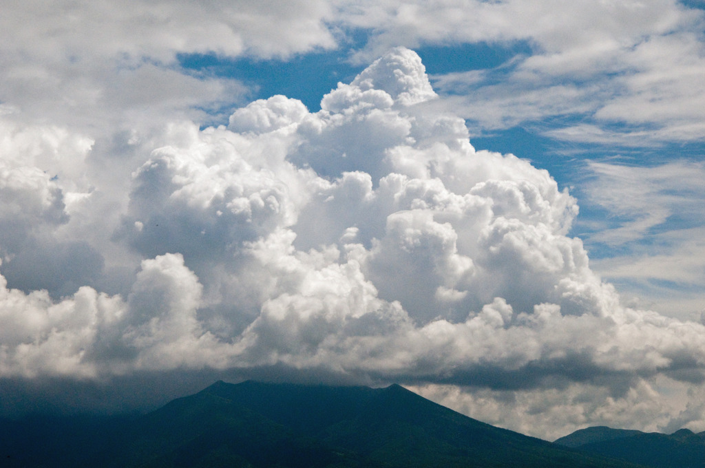 山上にそびえし天雲