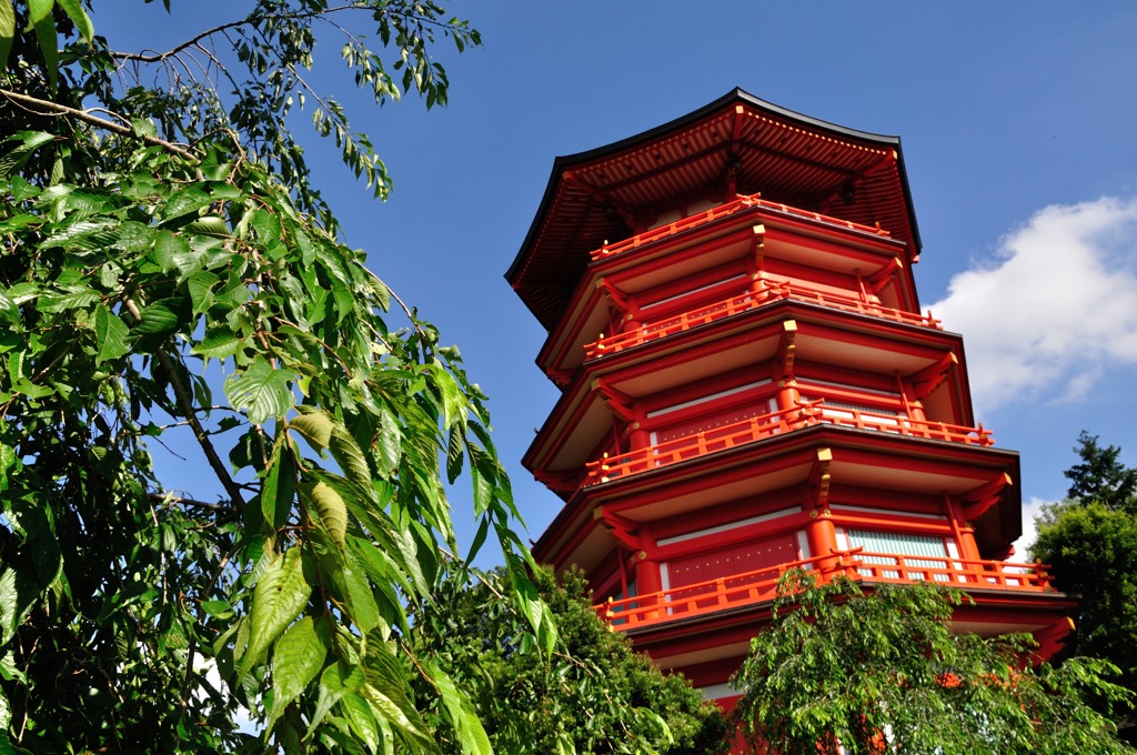夏空の下の塔