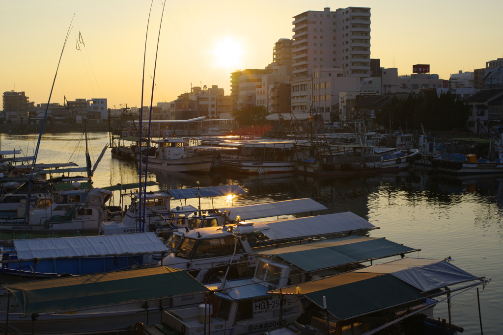 夕暮れ前の明石漁港