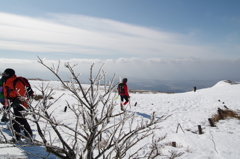 登山者行き交う、冬の伊吹山。