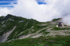 夏山に雲が沸き立つ