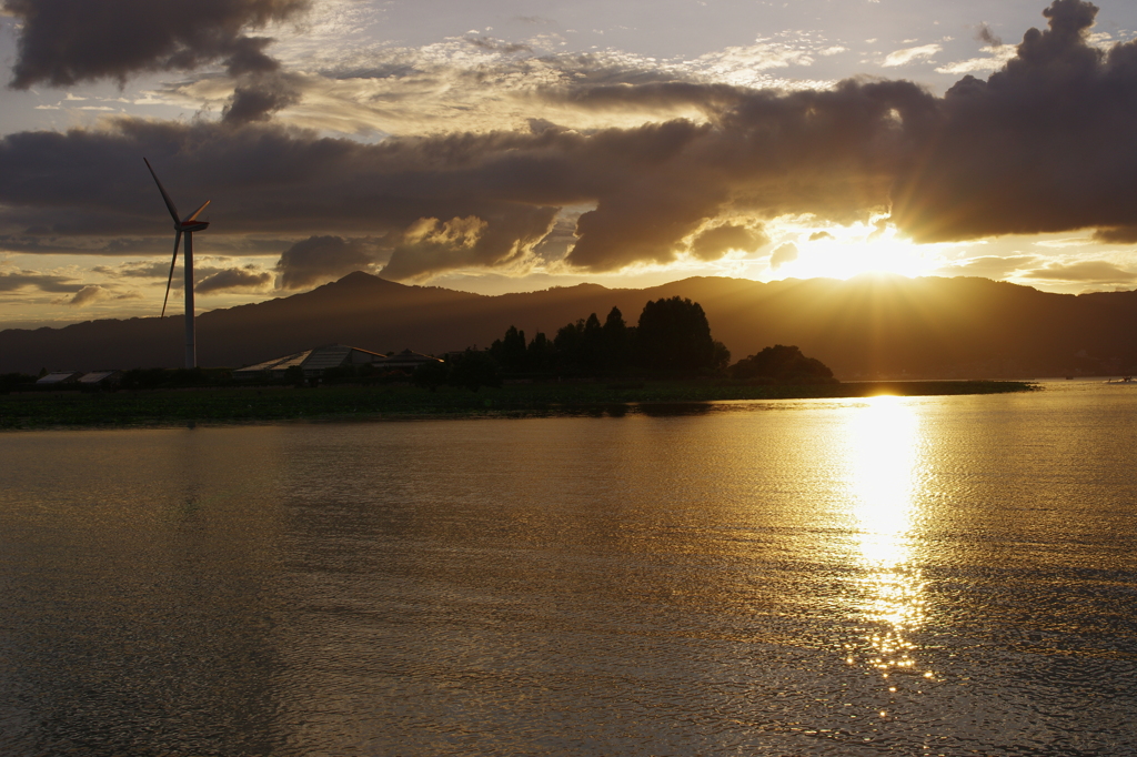 琵琶湖の夏の夕暮れ