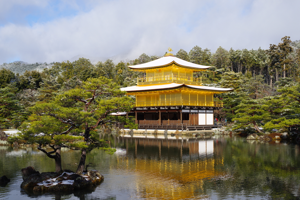 雪晴れの金閣寺