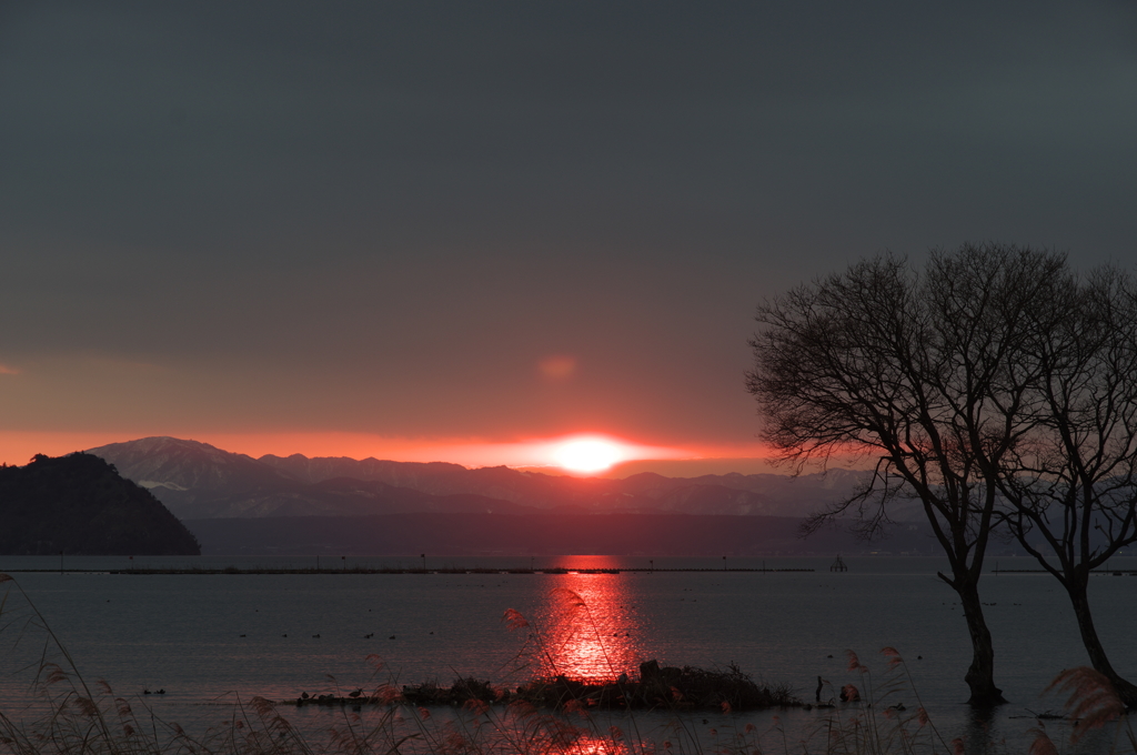 冬雲と夕照の湖
