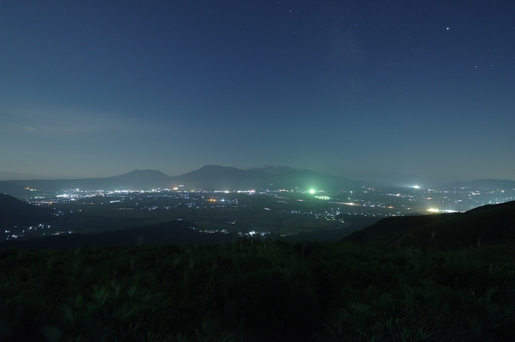 月夜の阿蘇カルデラ