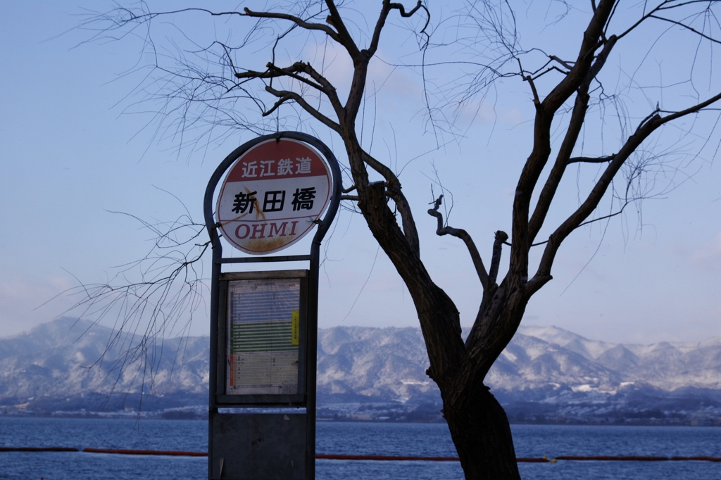 冬のバス停