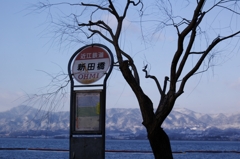 冬のバス停