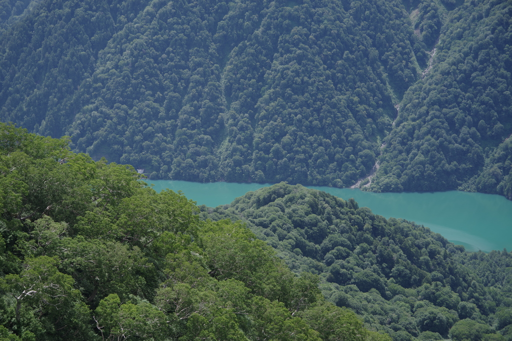 青い白水湖