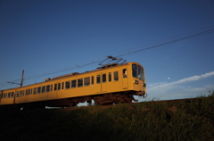 十三夜の青空と、黄色い電車