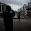 母の青春の街に立つ、少年