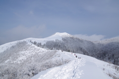 白い山と、白い道