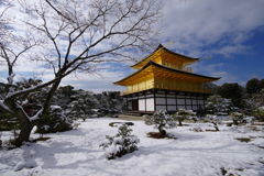 雪晴れの金閣寺