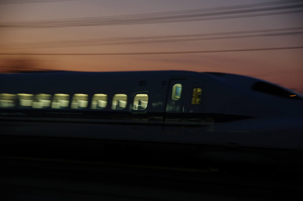 夕闇を切り裂く