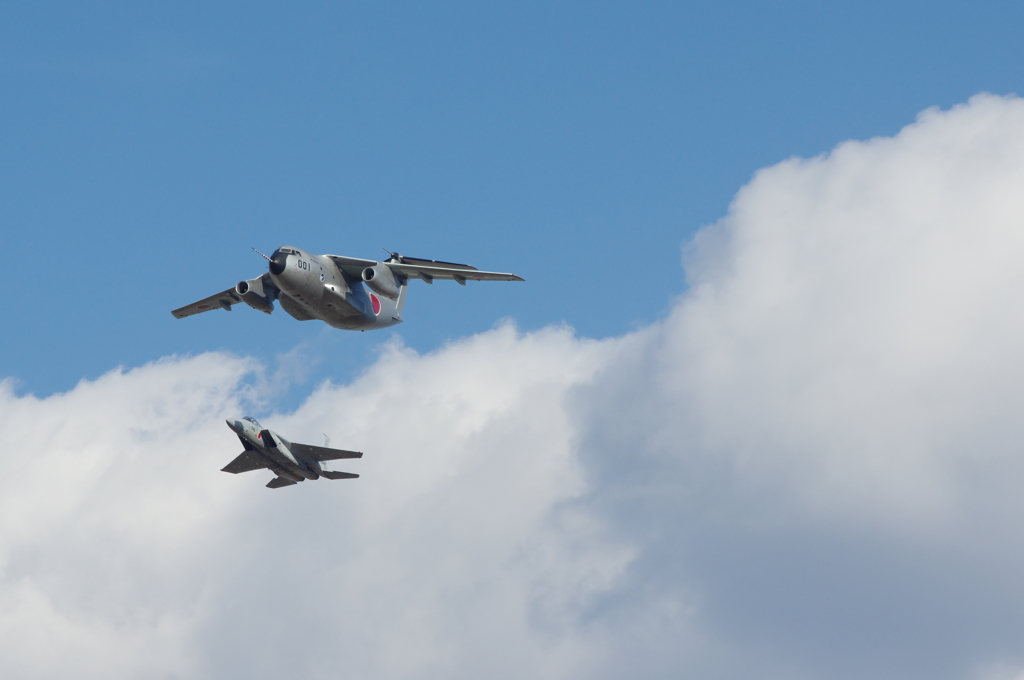 銀色のC-1輸送機