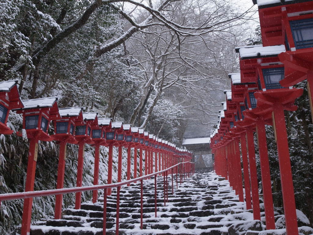 雪の舞う貴船