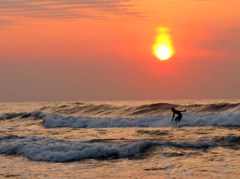夕陽のサーファー　冬の日本海