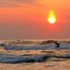 夕陽のサーファー　冬の日本海