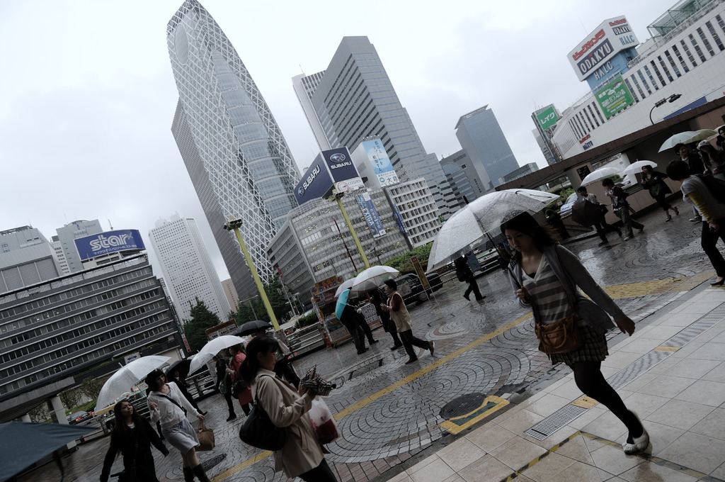 雨の西口