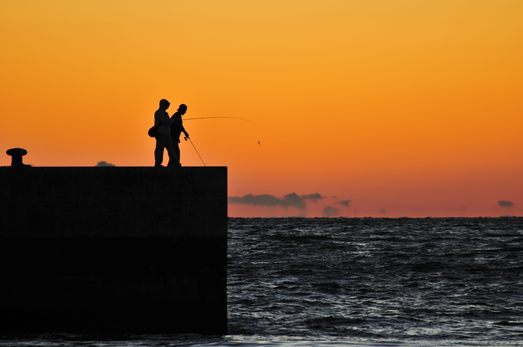 夕暮れの釣り人