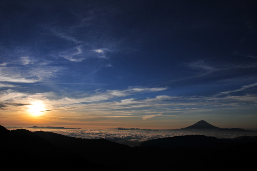 北岳からの富士山　黒