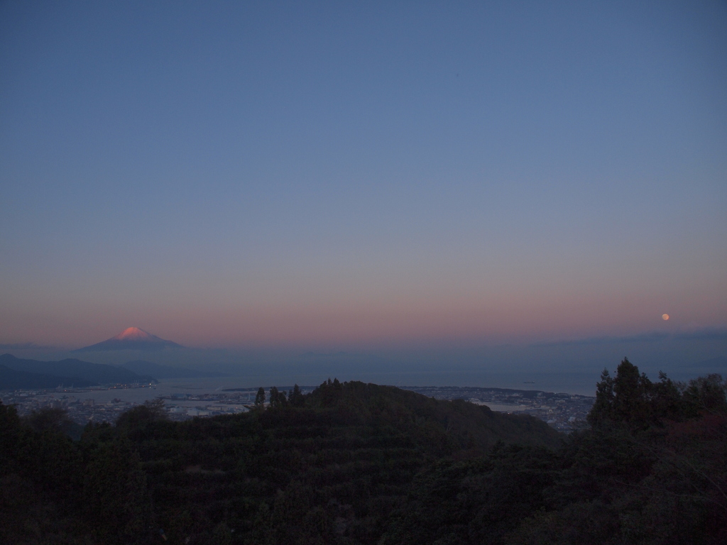 富士山と月