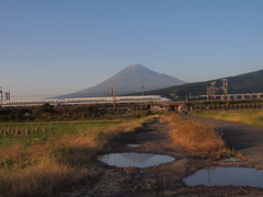 新幹線と逆さ富士＜水たまり編＞