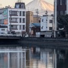街角から覗く