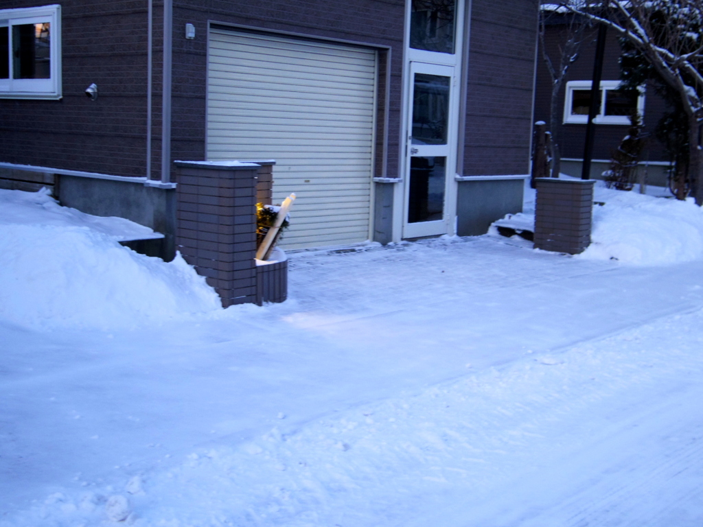 ガレージ前の雪