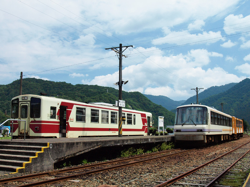 夏の交換駅