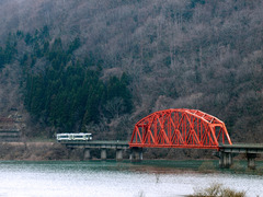 ダム湖をわたる