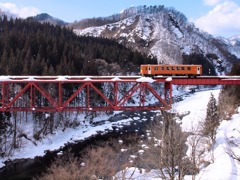 赤い橋、みかん色の列車