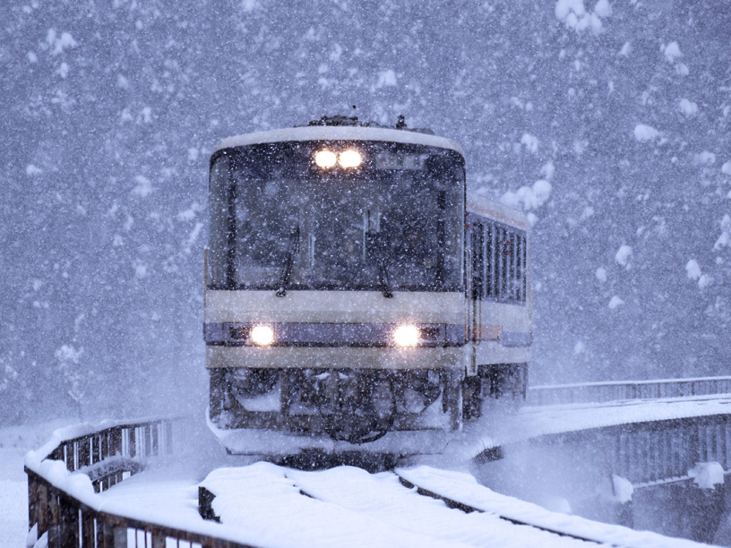 吹雪をついて