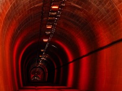 赤いトンネル