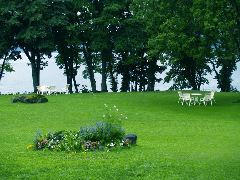 湖畔庭園