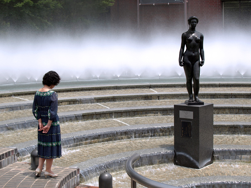 噴水にたたずむ