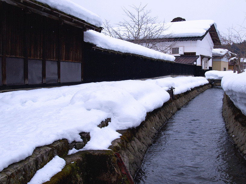 堰のある町