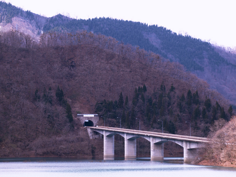ダム湖の橋