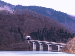 ダム湖の橋