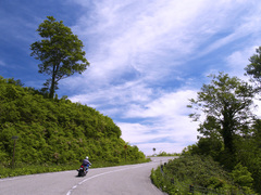 峠間近