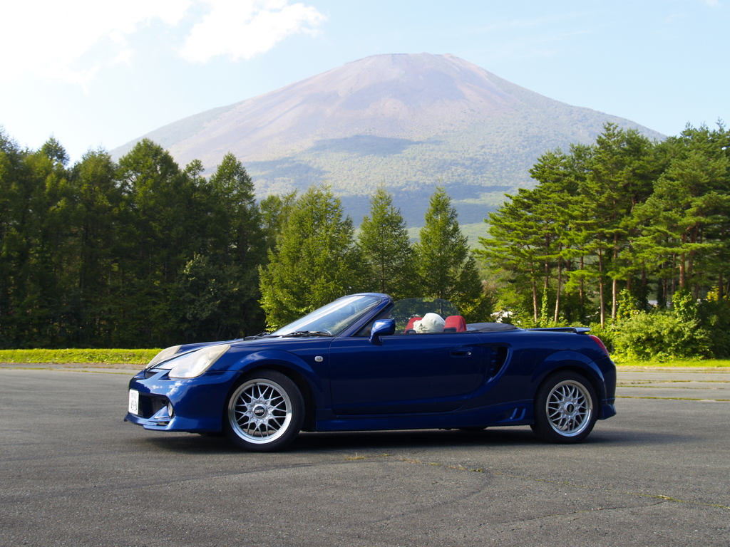 青いオープンカーと晩夏の岩手山