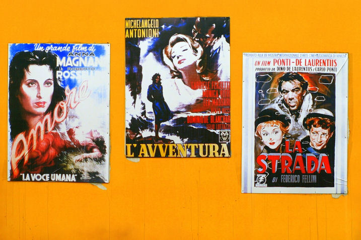 壁に貼られたイタリア映画のポスター