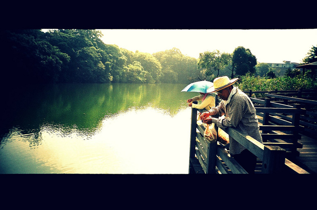 池を見つめる老夫婦