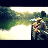 池を見つめる老夫婦