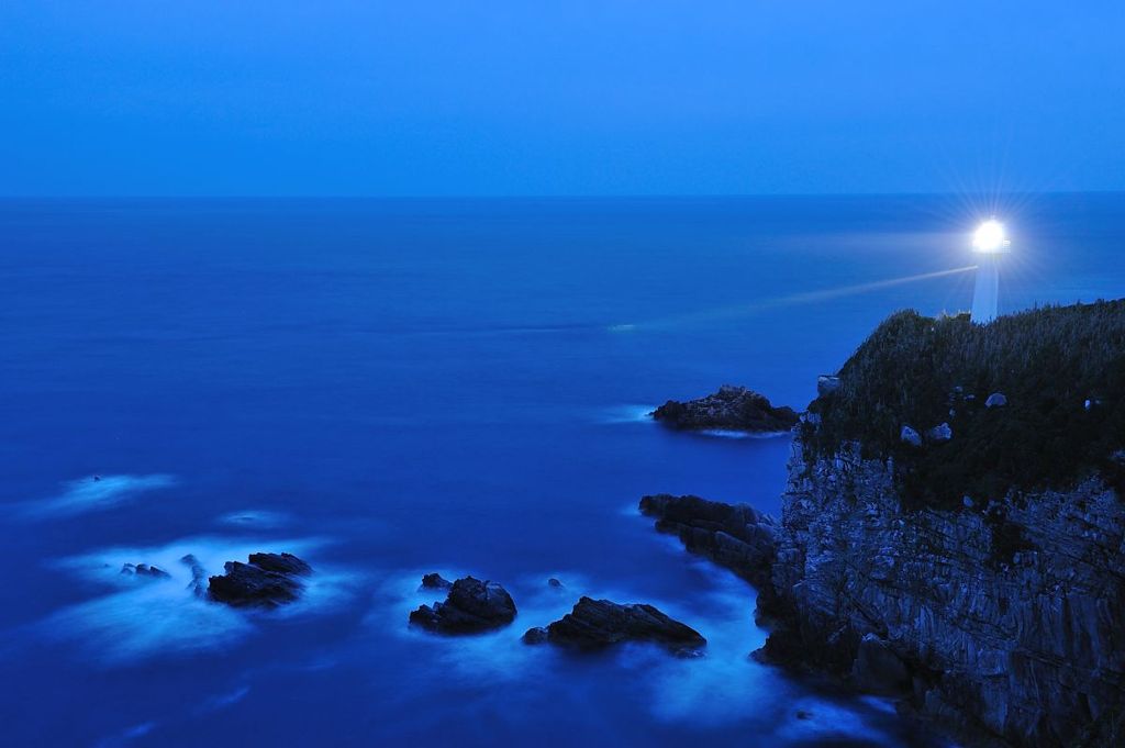 夕暮れに燈台