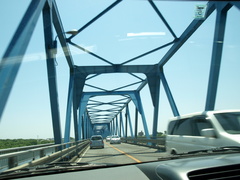 青い空に青い橋