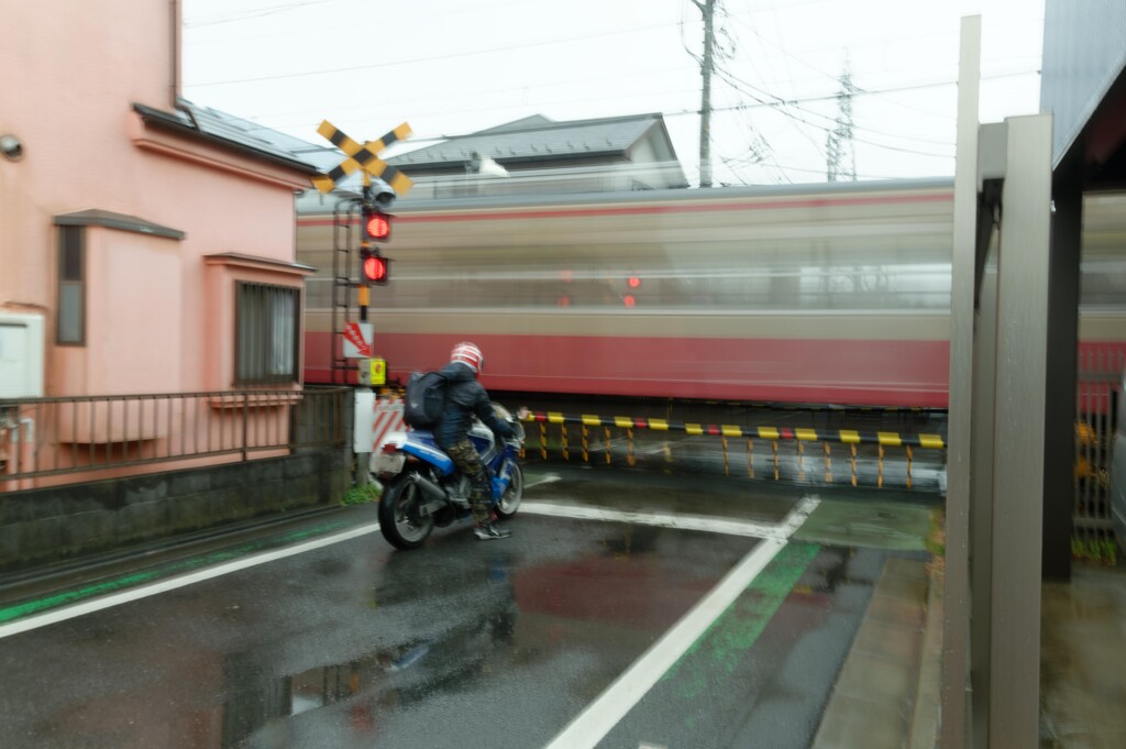 雨の踏切